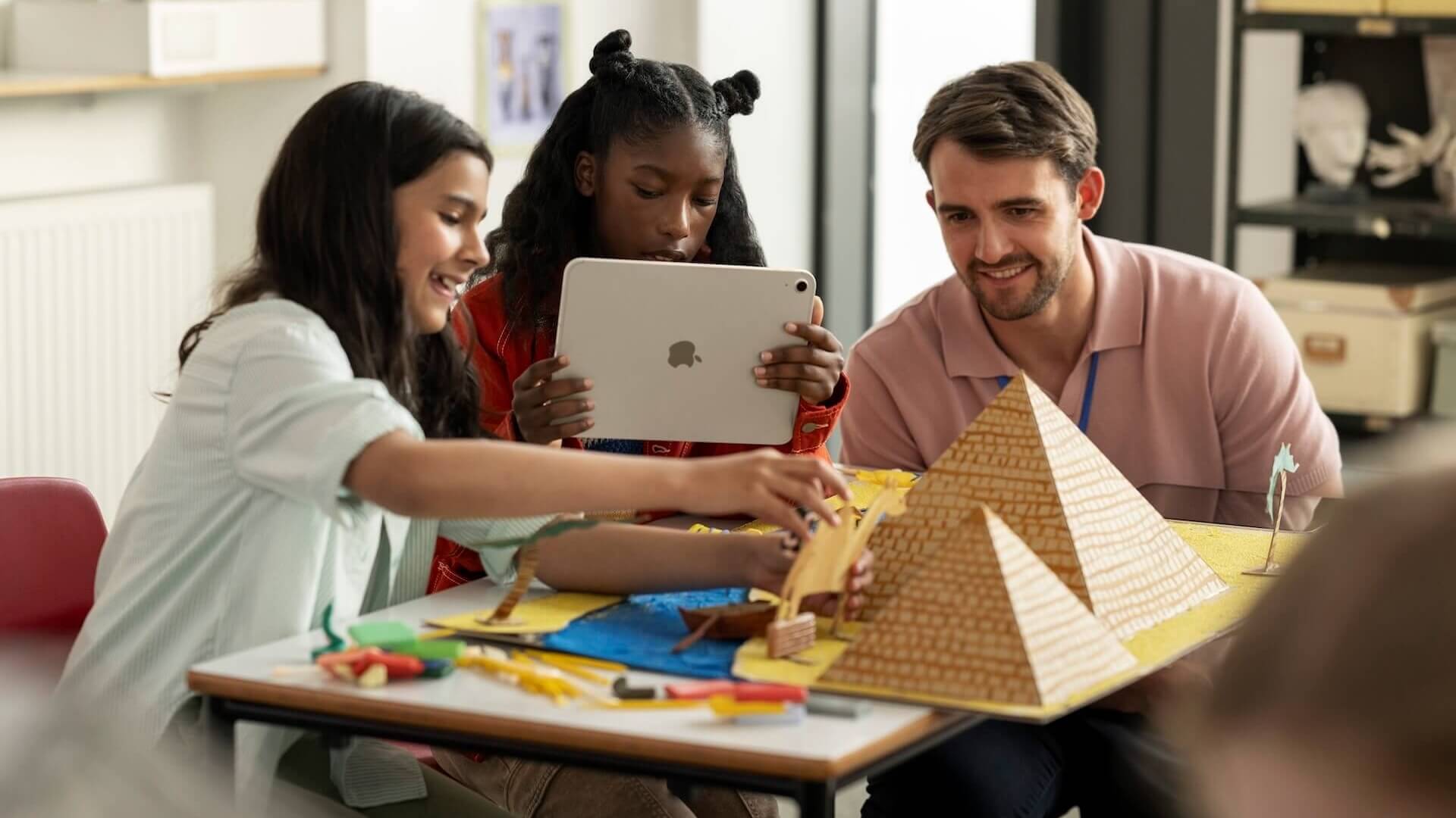 Mehr als nur Endgeräte: Deshalb braucht Schuldigitalisierung ein ganzheitliches Ökosystem 1 schuldigitalisierung-endgeraete-ipad